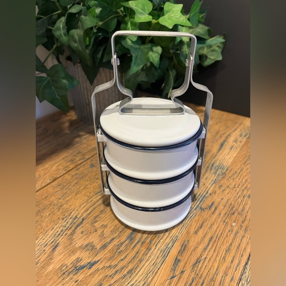 BENTO BOX, 5-piece set in white and navy enamel with stand and lid. - Picture 1 of 9